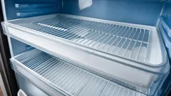 Zažloutlé části lednice budou zase bílé: pomůže prostředek ze tří domácích surovin