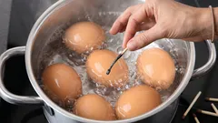 Proč některé hospodyně házejí do hrnce s vejci zápalku: trik, který vás překvapí svým výsledkem