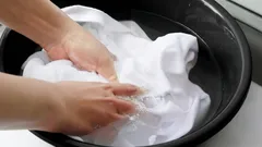 Přidejte dvě polévkové lžíce do vody a bílé prádlo bude jako nové: zežloutnutí i špína zmizí už při praní