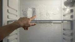 Proč se v lednici tvoří led? Jak tomu zabránit bez zbytečného odmrazování?