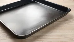 Jak odstranit zažranou mastnotu z plechů na pečení: neobvyklý způsob s použitím hořčice