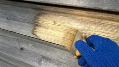 Jak vybělit ztmavlé dřevo bez broušení: jednoduchý způsob se dvěma domácími prostředky