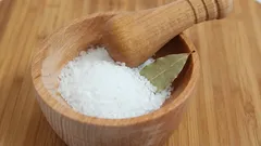 Miska se solí a tři bobkové listy na parapetu: osvědčený způsob, jak vyřešit běžný problém