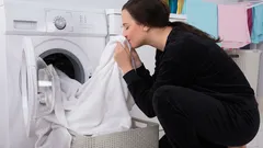Několik způsobů, jak se zbavit nepříjemného zápachu z oblečení, když vůbec není čas na praní